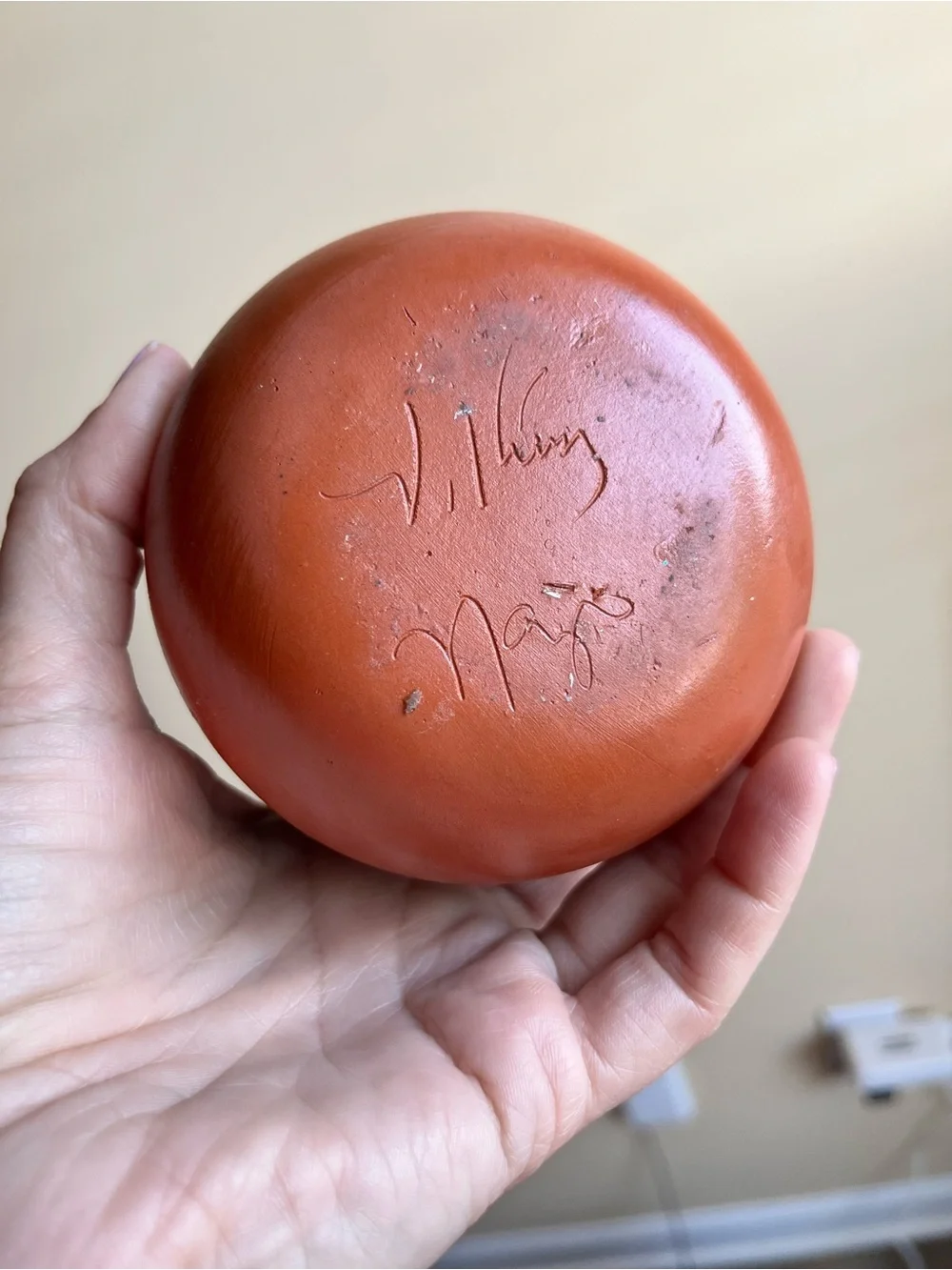 Hand-etched Navajo pottery vase handcrafted by Native American artist V. King.